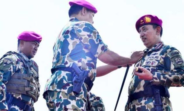 Panglima TNI Laksamana TNI Yudo Margono menyematkan warga kehormatan Korps Marinir kepada Kapolri Jenderal Pol Listyo Sigit Prabowo, di Pulau Damar Kepulauan Seribu, Jakarta, Selasa (24/1/2023). Foto/Ist