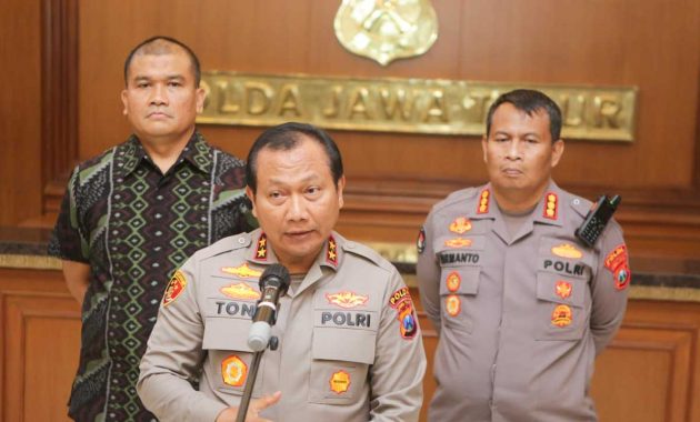 Kapolda Jawa Timur (Jatim), Irjen Pol Toni Harmanto saat memberikan ketetangan dihadapan awak media pada Jumat (27/1/2023), terkait kasus pencurian di rumah dinas Wali Kota Blitar pada Senin, 12 Desember 2022 lalu. Foto/ist