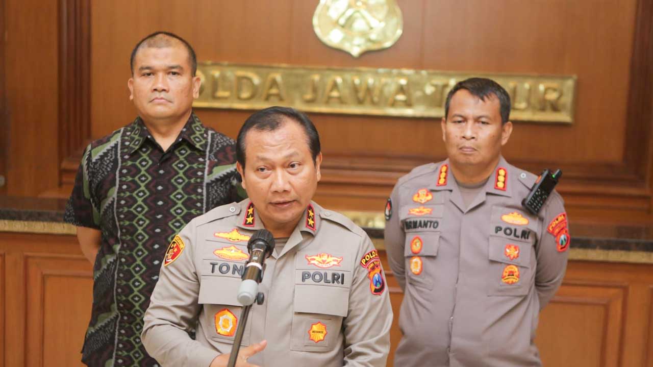 Kapolda Jawa Timur (Jatim), Irjen Pol Toni Harmanto saat memberikan ketetangan dihadapan awak media pada Jumat (27/1/2023), terkait kasus pencurian di rumah dinas Wali Kota Blitar pada Senin, 12 Desember 2022 lalu. Foto/ist