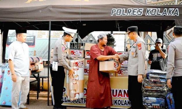 Personel Polres Kolaka, Polda Sulawesi Tenggara (Sultra) menyerahkan bantuan kemanusiaan dari Polri, untuk warga yang menjadi korban kebakaran, di Kelurahan Dawidawi, Kecamatan Pomalaa, Kabupaten Kolaka, Sabtu (28/1/2023).