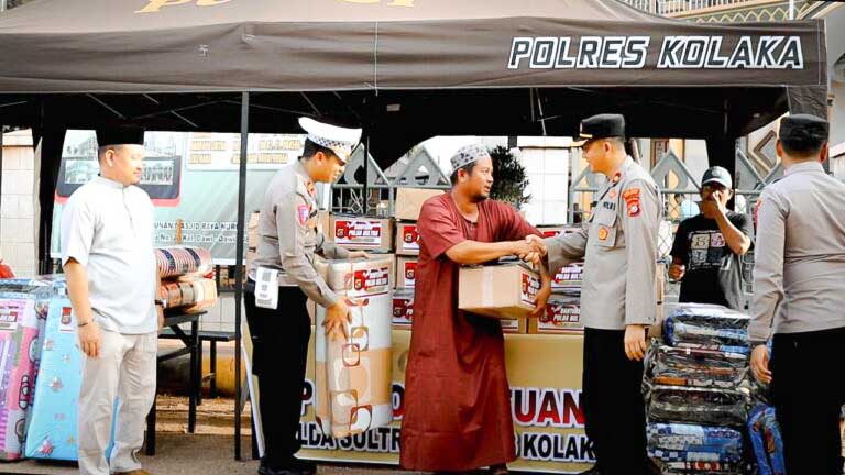 Personel Polres Kolaka, Polda Sulawesi Tenggara (Sultra) menyerahkan bantuan kemanusiaan dari Polri, untuk warga yang menjadi korban kebakaran, di Kelurahan Dawidawi, Kecamatan Pomalaa, Kabupaten Kolaka, Sabtu (28/1/2023).