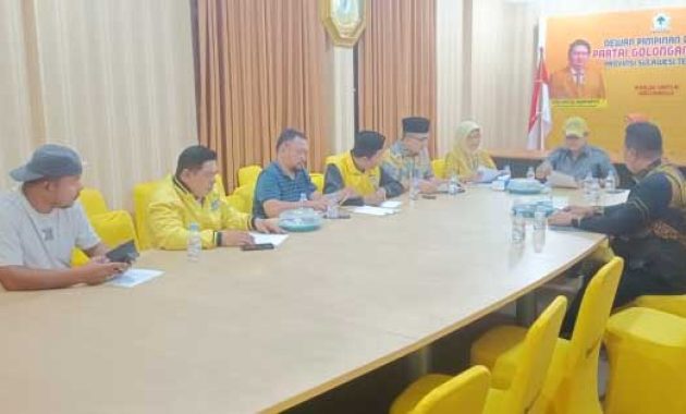 Ketua DPRD Kabupaten Buton, Hariasi Salad (pertama dari kanan) saat memberikan klarifikasi dihadapan pegurus Dewan Pimpinan Daerah (DPD) I Golkar Provinsi Sulawesi Tenggara (Sultra), Sabtu (28/1/2023) malam, terkait mosi tidak percaya yang dilayangkan oleh 20 anggota DPRD Buton. Foto/ist