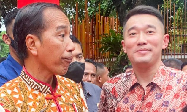 Direktur PT Virtue Dragon Nickel Industrial Park (VDNIP), Zhou Yuan berfoto bersama Presiden Joko Widodo pada perayaan Tahun Baru Imlek 2023 di Istana Kepresidenan, Minggu (29/1/2023). Foto/ist