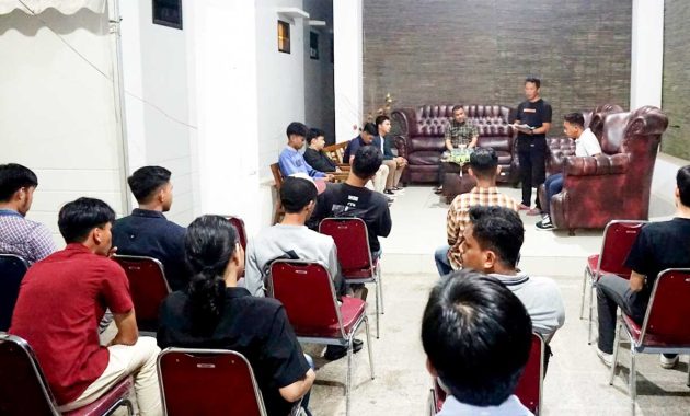 Aksan Jaya Putra (AJP) saat menerima kunjungan komunitas kaum muda Kendari yang tergabung dalam relawan Sahabat Kendari Bisa (SKB) di kediamannya, Senin (30/1/2023) malam. Foto/ist