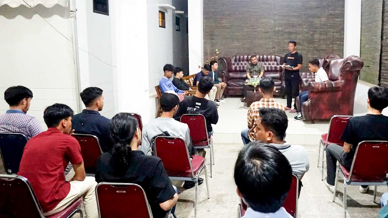 Aksan Jaya Putra (AJP) saat menerima kunjungan komunitas kaum muda Kendari yang tergabung dalam relawan Sahabat Kendari Bisa (SKB) di kediamannya, Senin (30/1/2023) malam. Foto/ist
