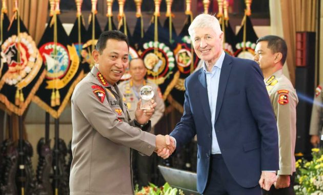 Kapolri Jenderal Listyo Sigit Prabowo berkomitmen menindaklanjuti instruksi dari Presiden Joko Widodo untuk memperbaiki atau mentransformasi manajemen penyelenggaraan kompetisi sepak bola Indonesia. Foto/ist