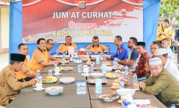 Kapolda Sulawesi Tenggara (Sultra), Irjen Pol Teguh Pristiwanto kembali menggelar Kegiatan 'Jumat Curhat' guna mendengarkan keluhan masyarakat sekitar pantai/pesisir secara langsung di Kelurahan Bungkutoko Barat, Kecamatan Nambo, Kota Kendari, Jumat (3/2/2023). Foto/ist