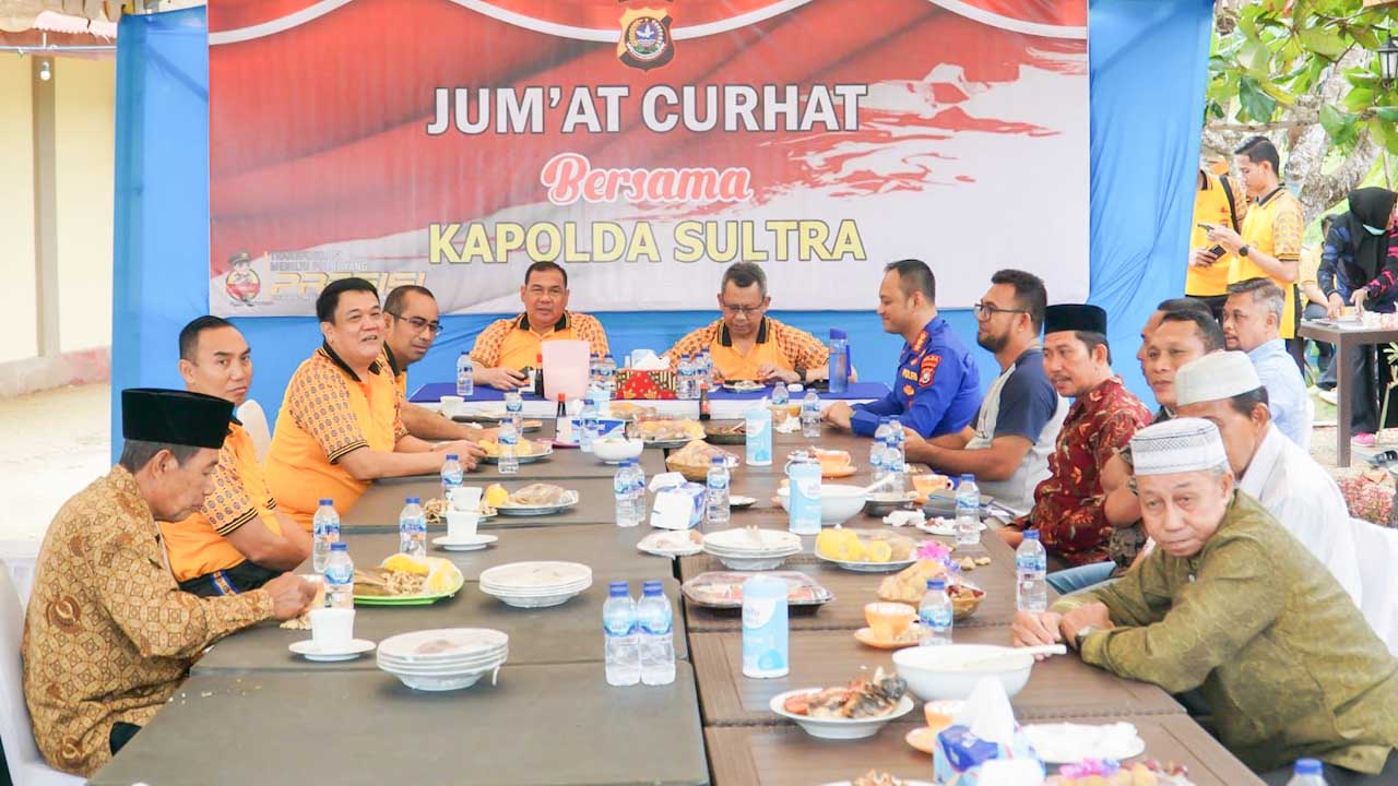 Kapolda Sulawesi Tenggara (Sultra), Irjen Pol Teguh Pristiwanto kembali menggelar Kegiatan 'Jumat Curhat' guna mendengarkan keluhan masyarakat sekitar pantai/pesisir secara langsung di Kelurahan Bungkutoko Barat, Kecamatan Nambo, Kota Kendari, Jumat (3/2/2023). Foto/ist