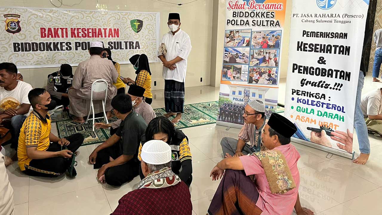 Biddokkes Polda Sultra menggelar kegiatan bakti kesehatan di Masjid Nurul Huda di Jalan Wayong, Kecamatan Kadia, Kota Kendari, Jumat (3/2/2023). Foto/ist