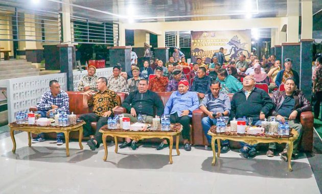 Kapolda Sultra, Irjen Pol Teguh Pristiwanto didampingi Wakapolda, Brigjen Pol Waris Agono, pejabat utama Polda Sultra, jajaran forkopimda, tokoh masyarakat, serta paguyuban masyarakat Jawa di Kota Kendari menonton pagelaran wayang kulit Tribun Presisi Mapolda Sultra, Jumat (3/2/2023) malam. Foto/ist