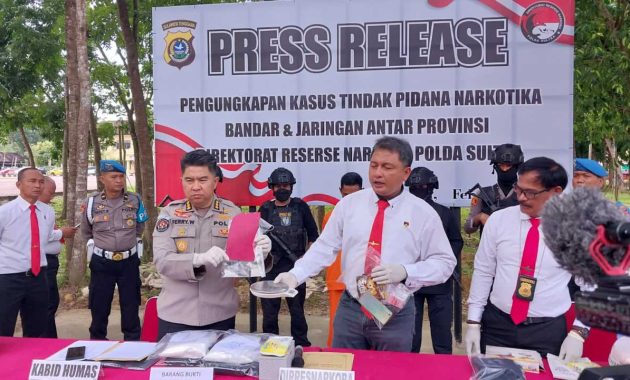 Direktur Reserse Narkoba Polda Sultra, Kombes Pol Bambang Tjahjo Bawono (kedua dari kanan) didampingi Kabid Humas Polda Sultra, Kombes Pol Ferry Walintukan (pertama dari kiri) saat menunjukan barang bukti sabu seberat 1 kg yang diamankan dari seorang pemuda asal Provinsi Aceh bernama Zaidatul Hamdi (21) di Bandara Halu Oleo, Kabupaten Konawe Selatan, pada 3 Februari 2023 lalu. Foto/ist