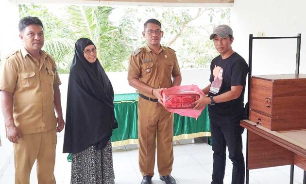Nanang Supratman selaku liaison officer (LO) Aksan Jaya Putra (AJP) menyerahkan bantuan AJP berupa meja posyandu dan mixer audio masjid di RT 05 RW 04, Kelurahan Wuawua, Kecamatan Wuawua, Kota Kendari, kepada Lurah Wuawua, Kasman Kasim Marewa, Selasa (7/2/2023). Foto/ist