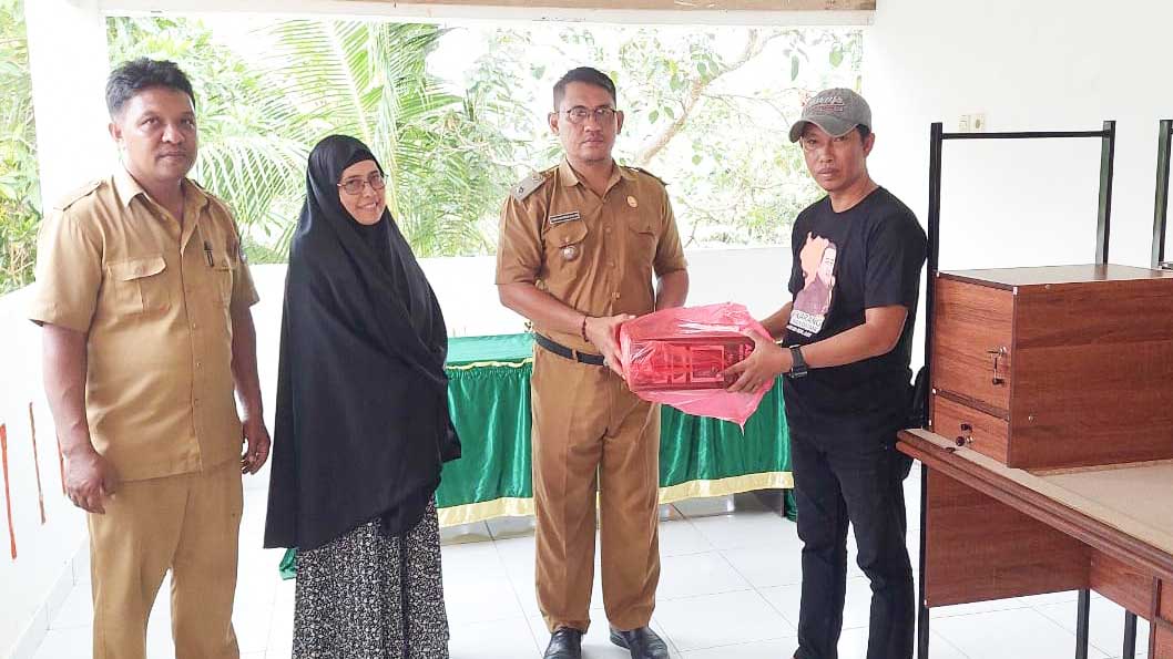 Nanang Supratman selaku liaison officer (LO) Aksan Jaya Putra (AJP) menyerahkan bantuan AJP berupa meja posyandu dan mixer audio masjid di RT 05 RW 04, Kelurahan Wuawua, Kecamatan Wuawua, Kota Kendari, kepada Lurah Wuawua, Kasman Kasim Marewa, Selasa (7/2/2023). Foto/ist