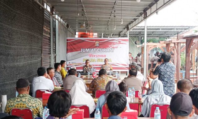 Polda Sulawesi Tenggara (Sultra) kembali menggelar 'Jumat Curhat' bersama warga di Jalan Martandu, Kecamatan Kambu, Kota Kendari, Jumat (10/2/2023). 'Jumat Curhat' dipimpin Wakapolda Sultra, Brigjen Pol Waris Agono. Foto/R. Hafid/bentaratimur.id