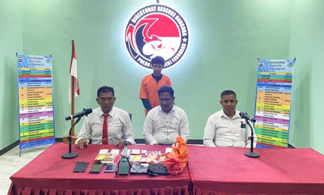 Penyidik Ditresnarkoba Polda Sultra saat memperlihatkan barang bukti sabu dan barang bukti lainnya, hasil penangkapan terhadap seorang pengedar di wilayah Kabupaten Konawe bernama Ilham Wayah Kawodar (23), Senin (13/2/2023). Foto/ist