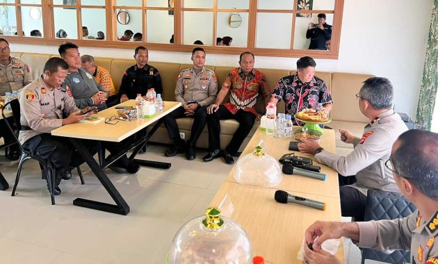 Polda Sulawesi Tenggara (Sultra) kembali menggelar Jumat Curhat bersama warga di salah satu warung kopi di bilangan Kecamatan Kadia, Kota Kendari, Jumat (24/2/2023). Jumat Curhat dipimpin Wakapolda Sultra, Brigjen Pol Waris Agono. Foto/ist