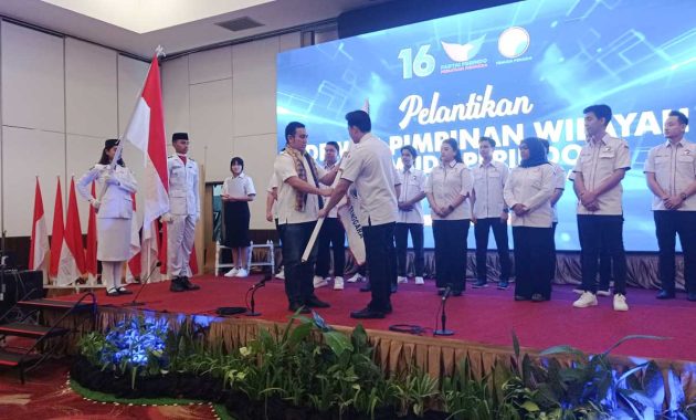 Ketua Umum DPP Pemuda Perindo, Effendy Syahputra (kiri) menyerahkan bendera Partai Perindo kepada youtuber Steven Stenly setelah resmi dilantik sebagai Ketua Dewan Pimpinan Wilayah (DPW) Pemuda Perindo Sulawesi Tenggara (Sultra) di salah satu hotel di Kendari, Selasa (28/2/2023). Foto/ist