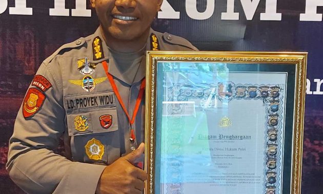 Kepala Bidang Hukum Polda Sultra, Kombes Pol La Ode Proyek saat menerima piagam penghargaan kategori kinerja terbaik se Indonesia di bidang hukum dari Kepala Divisi Hukum  Polri, bertempat di Hotel Dinasty Kuta Bali, Kamis (2/3/2023). Foto/ist