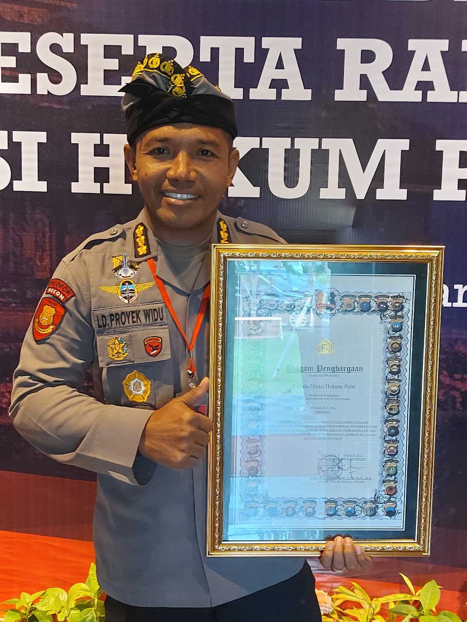 Kepala Bidang Hukum Polda Sultra, Kombes Pol La Ode Proyek saat menerima piagam penghargaan kategori kinerja terbaik se Indonesia di bidang hukum dari Kepala Divisi Hukum  Polri, bertempat di Hotel Dinasty Kuta Bali, Kamis (2/3/2023). Foto/ist