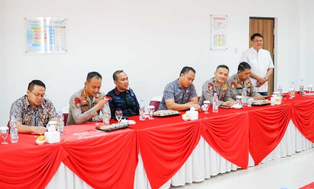 Polda Sulawesi Tenggara (Sultra) kembali mengadakan pertemuan dengan masyarakat bertajuk Jumat Curhat sebagai moment warga menyampaikan keluhan kepada Polda Sultra. Kegiatan itu dilaksanakan di meeting room PT DSSP Power, Kecamatan Moramo Utara, Kabupaten Konawe Selatan, Jumat (3/3/2023). Foto/ist