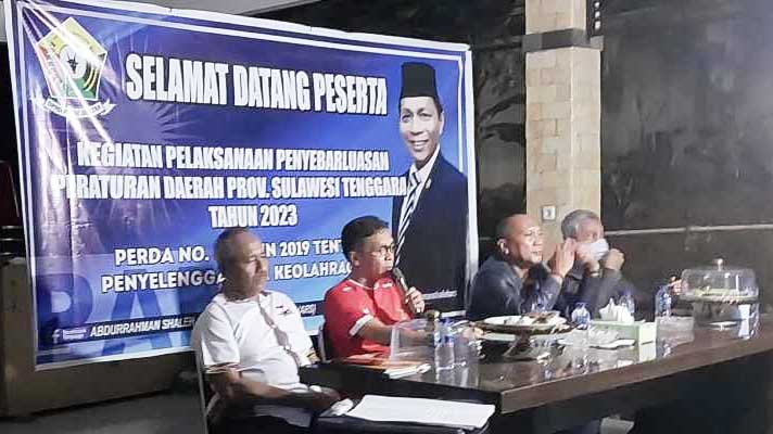 Ketua DPRD Sulawesi Tenggara (Sultra), Abdurrahman Shaleh (baju merah) melakukan sosialisasi Peraturan Daerah (Perda) Provinsi Sultra Nomor 6 tahun 2019 tentang Penyelenggaraan Keolahragaan kepada para atlet perwakilan masing-masing cabang olahraga di rumah jabatannya, Minggu malam (5/3/2023). Foto/ist