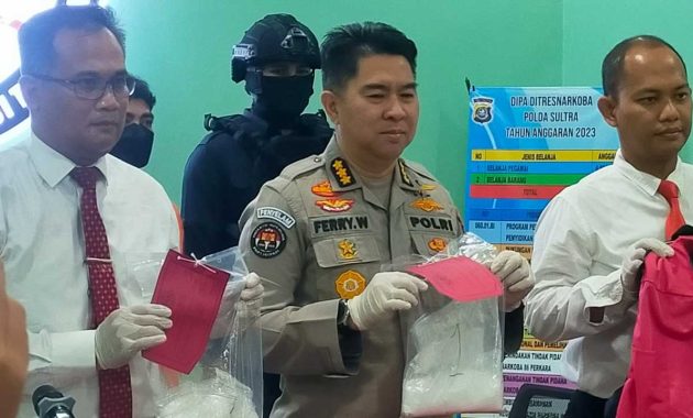 Wakil Direktur Reserse Narkoba Polda Sultra, AKBP Debby Asri Nugroho (pertama dari kiri) didampingi Kabid Humas Polda Sultra, Kombes Pol Ferry Walintukan (tengah) saat memperlihatkan 1,1 kg sabu yang diamankan dari seorang pemuda berinisial DA (23), warga asal Kecamatan Wonggeduku, Kabupaten Konawe, pada Rabu (8/3/2023). Foto/ist