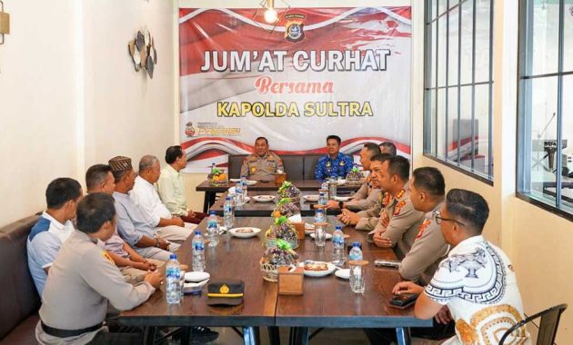 Polda Sulawesi Tenggara (Sultra) kembali menggelar Jumat Curhat bersama warga Kelurahan Bende, Kecamatan Kadia, Kota Kendari, Jumat (17/3/2023). Jumat Curhat dipimpin langsung Kapolda Sultra, Irjen Pol Teguh Pristiwanto. Foto/ist
