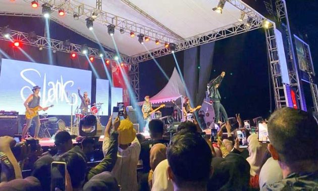 Band Slank saat menggelar konser di eks MTQ, Kota Kendari, Sabtu (18/3/2023). Foto/R. Hafid/bentaratimur.id