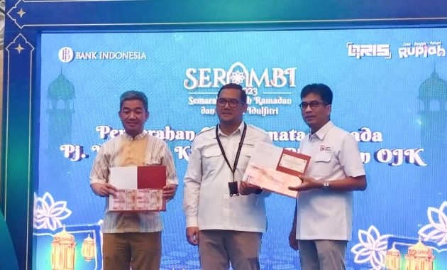 Kepala Kantor Perwakilan (KPw) Bank Indonesia (BI) Sulawesi Tenggara (Sultra), Doni Septadijaya (tengah) bersama Sekda Kota Kendari, Ridwansyah Taridala (pertama dari kiri), dan Kepala OJK Sultra saat melauching semarak rupiah Ramadhan dan berkah Idul Fitri di KPw BI Sultra, Senin (27/3/2023). Foto/QQ/bentaratimur.id