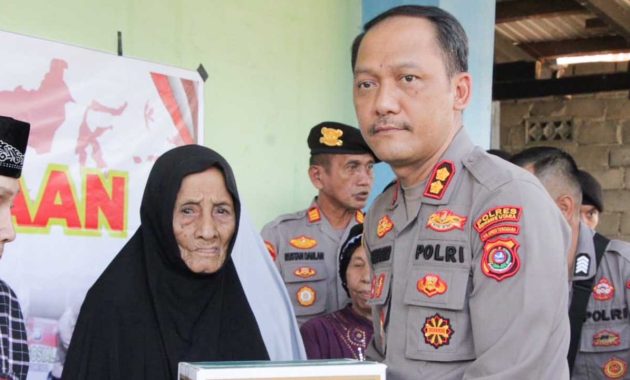 Kapolres Konawe Utara (Konut), AKBP Priyo Utomo menyerahkan bantuan sosial kepada warga empat desa di Konut yang kurang mampu, penyandang disabilitas, dan lansia, Kamis (30/3/2023). Foto/ist