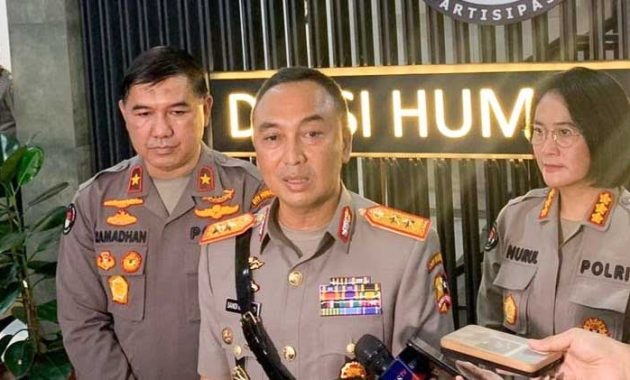 Kepala Divisi Humas Polri, Irjen Pol Sandi Nugroho (tengah). Foto/ist