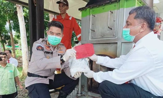 Dirresnarkoba Polda Sultra, Kombes Pol Bambang Tjahjo Bawono (kanan) bersama Kabid Humas Polda Sultra, Kombes Pol Ferry Walintukan (kiri) memusnahkan barang bukti narkotika jenis sabu seberat 2,5 Kg di halaman kantor Ditresnarkoba Polda Sultra, Senin (3/4/2023). Foto/ist