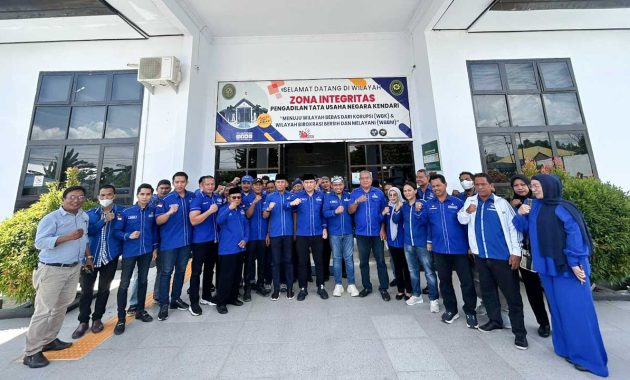 Ratusan kader Partai Demokrat Sulawesi Tenggara (Sultra) mendatangi kantor Pengadilan Tata Usaha Negara (PTUN) Kendari untuk menyampaikan surat perlindungan hukum, Senin (3/4/2023). Foto/ist
