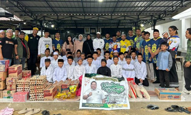 Pengurus Ikatan Motor Indonesia (IMI) Sulawesi Tenggara (Sultra) melakukan anjang sana ke pondok pesantren dalam rangka berbagi dengan para santri Yayasan Pondok Pesantren Tarbiyatul Qur’an Asga Darul Muttaqin di Jalan Lalongida Dalam, Kelurahan Puuwatu, Kecamatan Puuwatu, Kota Kendari, Rabu (5/4/2023). Foto/ist