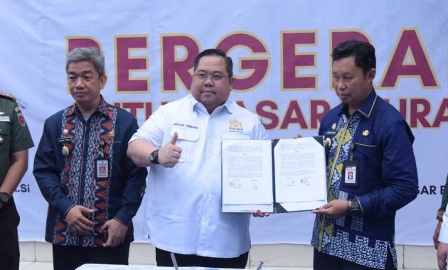 Kamar Dagang dan Industri (Kadin) Sulawesi Tenggara (Sultra) berkerjasama dengan Pemerintah Kota (Pemkot) Kendari untuk menggelar pasar murah di empat kecamatan. Penandatangan kerjasama itu dilakukan di Pasar Rakyat Lapulu, Kecamatan Abeli, saat Kadin Sultra dan Pemkot Kendari menggelar pasar murah di pasar tersebut, Kamis (6/4/2023). Foto/ist