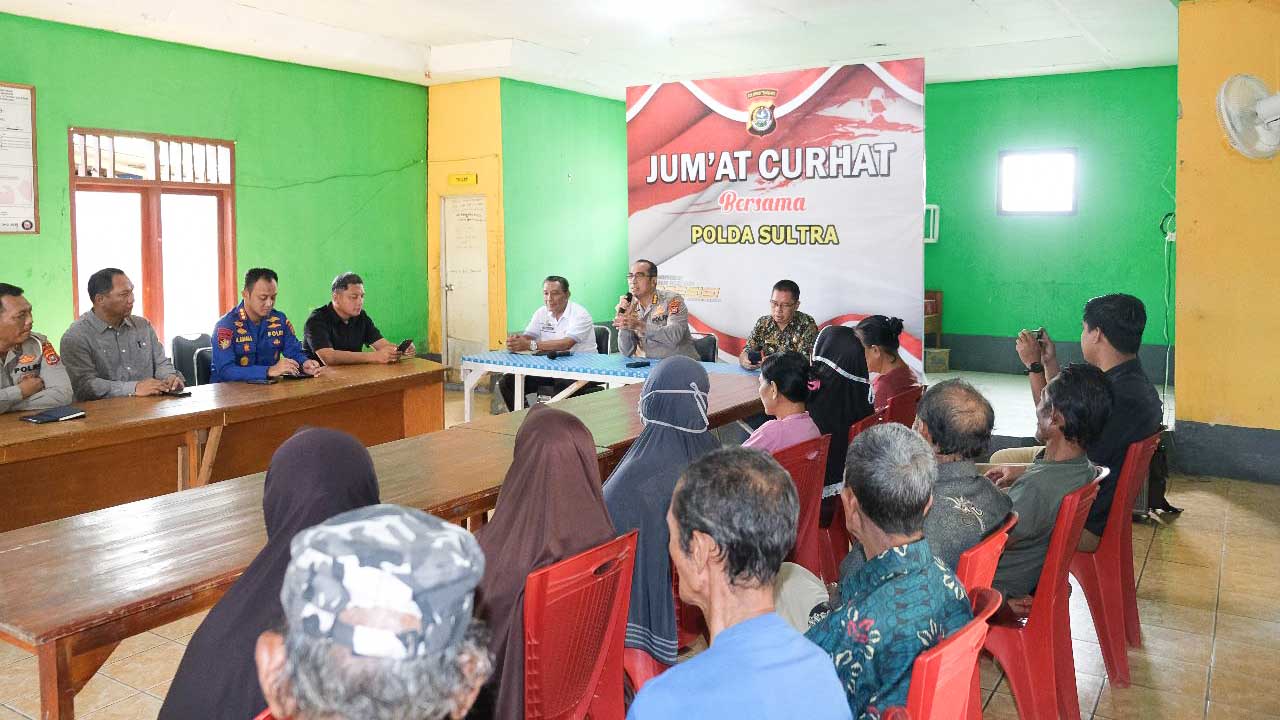 Polda Sulawesi Tenggara (Sultra) kembali mengadakan pertemuan dengan warga bertajuk Jumat Curhat. Kegiatan itu dilaksanakan di Balai Desa Kota Bangun, Kecamatan Ranomeeto, Kabupaten Konawe Selatan, Jumat (7/4/2023). Foto/ist