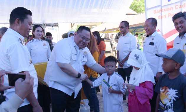 Ketua Kadin Sulawesi Tenggara (Sultra), Anton Timbang memberikan santun kepada anak yatim disela-sela kegiatan pasar murah yang diadakan oleh Kadin Sultra di halaman Kantor Camat Baruga, Kota Kendari, Rabu (12/4/2023). Foto/R. Hafid/bentaratimur.id