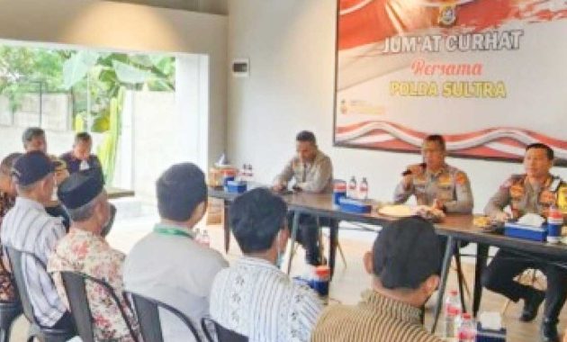 Polda Sulawesi Tenggara (Sultra) kembali mengadakan pertemuan dengan masyarakat bertajuk Jumat Curhat sebagai moment warga menyampaikan keluhan kepada Polda Sultra. Kegiatan itu dilaksanakan di salah satu warung kopi di Kelurahan Korumba, Kecamatan Mandonga, Kota Kendari, Jumat (17/2/2023). Foto/ist