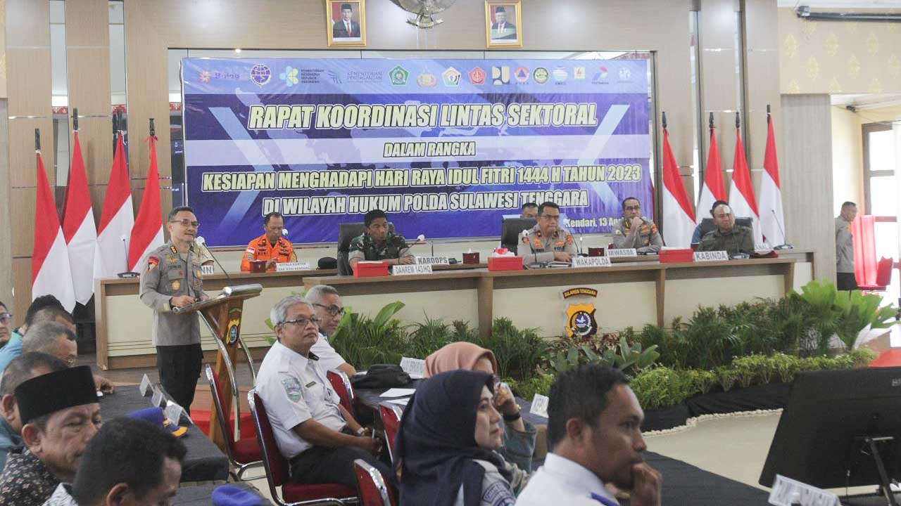 Polda Sulawesi Tenggara (Sultra) melaksanakan rapat koordinasi lintas sektoral bersama jajaran Forum Koordinasi Pimpinan Daerah Provinsi Sultra guna persiapan arus mudik lebaran 2023 di Aula Dachara Polda Sultra, Kamis (13/4/2023). Foto/ist
