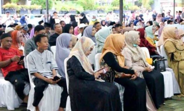 Suasana buka puasa bersama yang diadakan oleh mantan Wakil Wali Kota Kendari, Siska Karina Imran (SKI) dengan warga dan ratusan loyalisnya di kediamannya, di Jalan Syech Yusuf, Kelurahan Korumba, Kecamatan Mandonga, Kota Kendari, Sulawesi Tenggara (Sultra), Jumat (14/4/2023). Foto/R. Hafid/bentaratimur.id