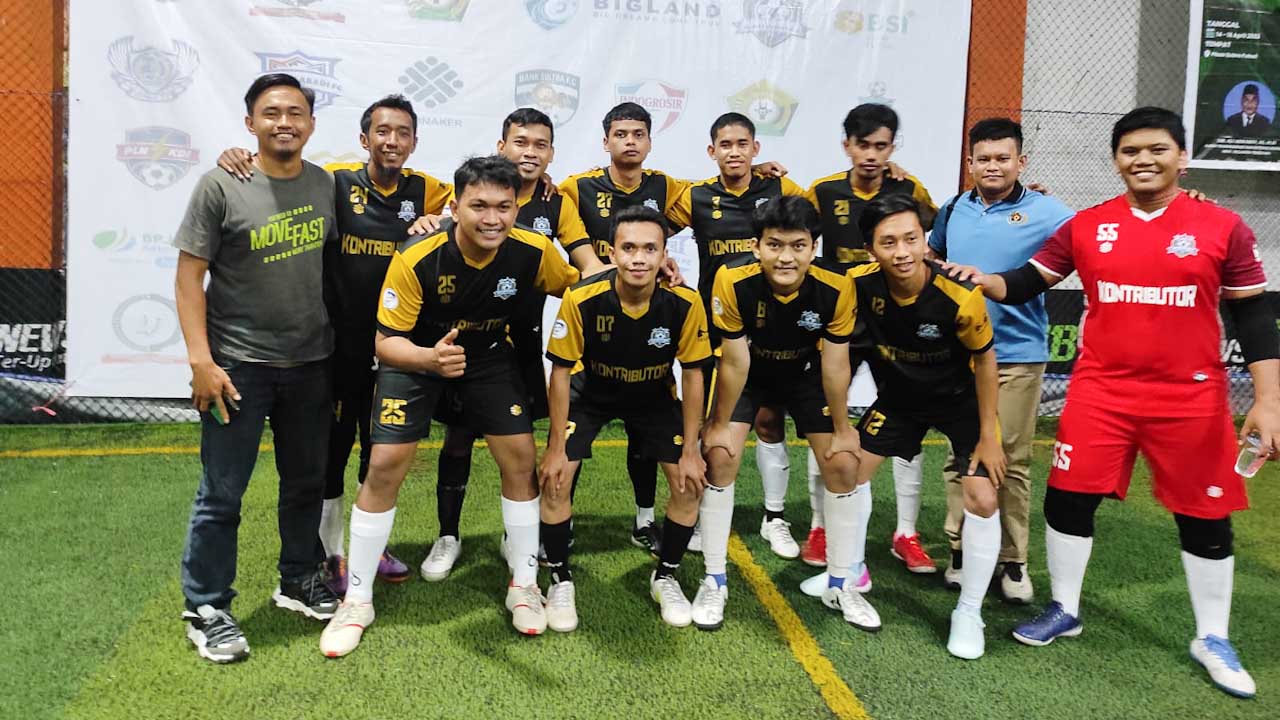 Jurnalis Kendari yang tergabung dalam tim Kontributor saat mengikuti liga futsal pekerja yang diadakan oleh Dinas Transmigrasi dan Ketenagakerjaan Provinsi Sulawesi Tenggara di lapangan futsal Qubra I, Jumat (14/4/2023) malam. Foto/ist