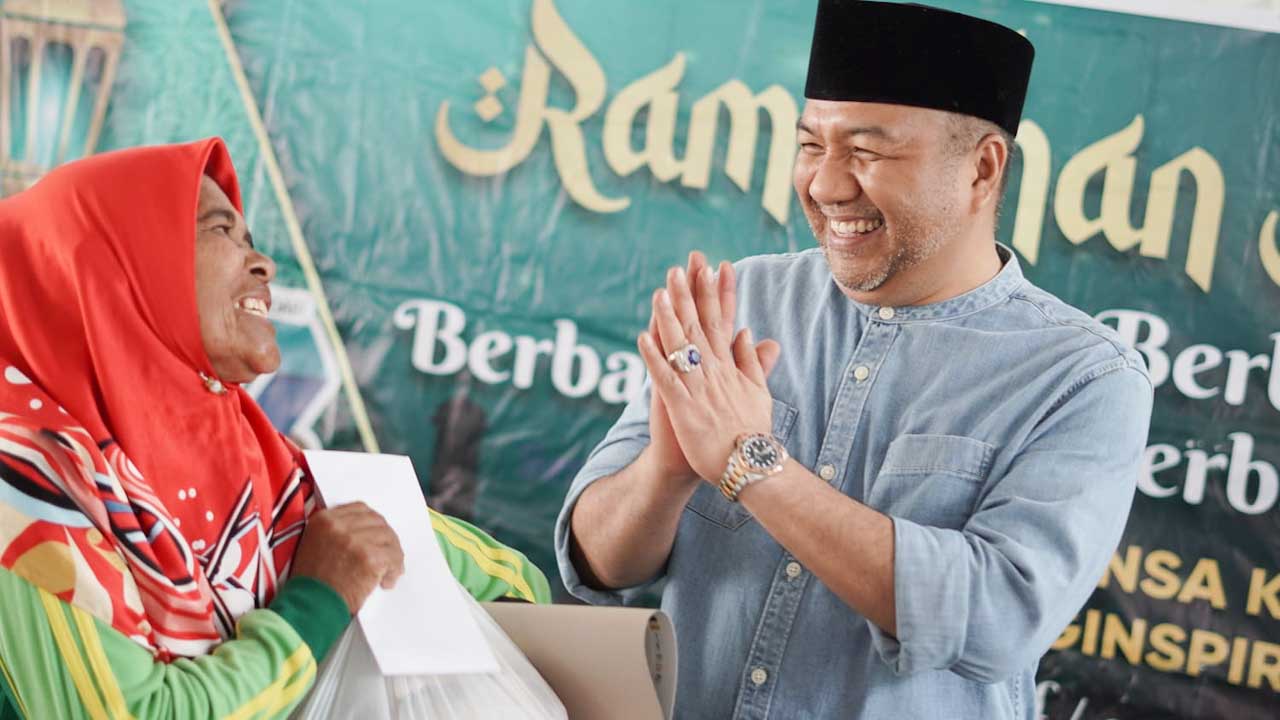 Ketua Ikatan Alumni SMANSA Kendari angkatan 97, Aksan Jaya Putra (AJP) menyerahkan bantuan berupa uang tunai dan paket sembako kepada warga yang tinggal di sekitar Masjid Akbar Korem 143/HO Kendari, Kelurahan Korumba, Kecamatan Mandonga, Sabtu (15/4/2023). Foto/ist