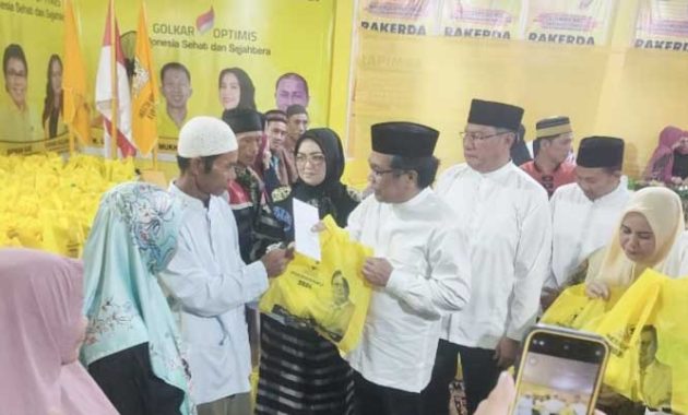 Anggota DPR RI Fraksi Partai Golkar, Ridwan Bae didampingi Ketua DPD I Golkar Sulawesi Tenggara, Herry Asiku, dan Ketua DPD II Golkar Kabupaten Kolaka, Farhana Mallawangan membagikan paket sembako kepada warga yang kurang mampu di Kabupaten Kolaka, Sabtu (15/4/2023). Foto/ist