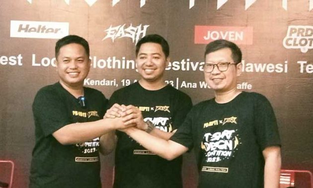 Ketua Umum PB HIPTI, Rusmin Abdul Gani (pertama dari kiri), Ketua Distrock Sultra, Iman SW (tengah), dan pengurus Komunitas Generasi Indonesia, Rafiudin Racil saat meluncurkan festival Distro Sultra 2023 di salah satu warung kopi di Kota Kendari, Rabu (19/4/2023). Foto/R. Hafid/bentaratimur.id