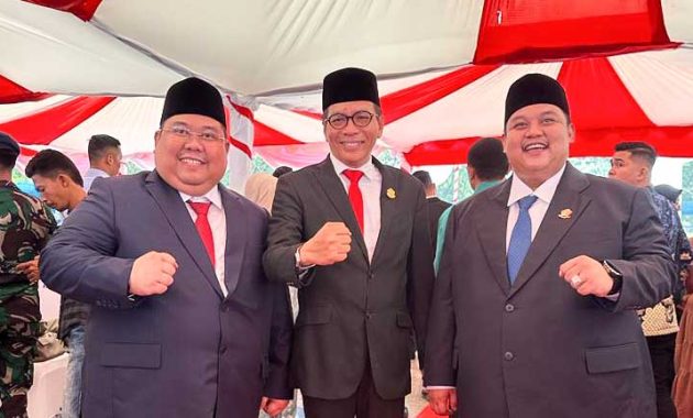 Ketua Umum Kadin Sulawesi Tenggara (Sultra), Anton Timbang (pertama dari kiri) saat menghadiri upacara peringatan HUT Sultra di Lapangan Kantor Gubernur Sultra, Kamis (27/4/2023). Foto/ist