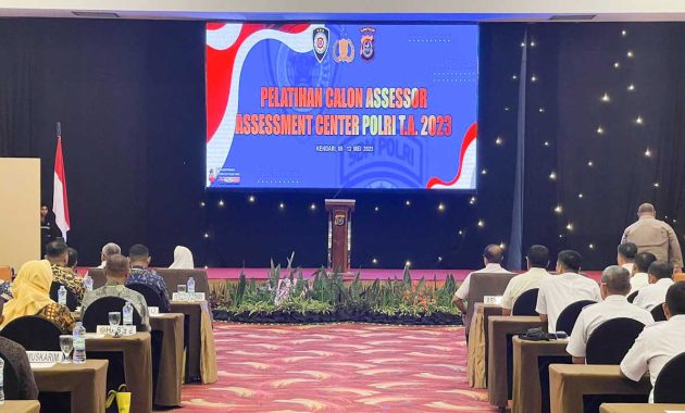 Polda Sultra menggelar pelatihan assessor assesment tahun 2023 untuk menyikapi tuntutan peningkatan mutu pelayanan di lingkungan Polda Sultra disalah satu hotel di Kota kendari, Senin (8/5/2023). Foto/ist
