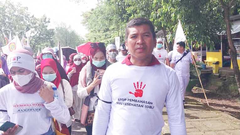 Ribuan tenaga kesehatan (nakes) dari berbagai daerah di Sulawesi Tenggara (Sultra), menggelar aksi damai menolak pembahasan Rancangan Undang-Undang (RUU) Kesehatan Omnibus Law di Kantor DPRD Sultra, Kendari, Senin (8/5/2023). Foto/ist