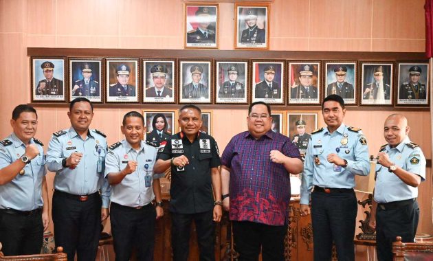Kepala Kantor Wilayah (Kakanwil) Kementerian Hukum dan Hak Asasi Manusia (Kemenkumham) Provinsi Sulawesi Tenggara (Sultra), Silvester Sili Laba (keempat dari kanan) saat menerima kunjungan dari Ketua Umum Kadin Sultra, Anton Timbang (ketiga dari kanan) di ruangannya, Selasa (9/5/2023). Foto/ist