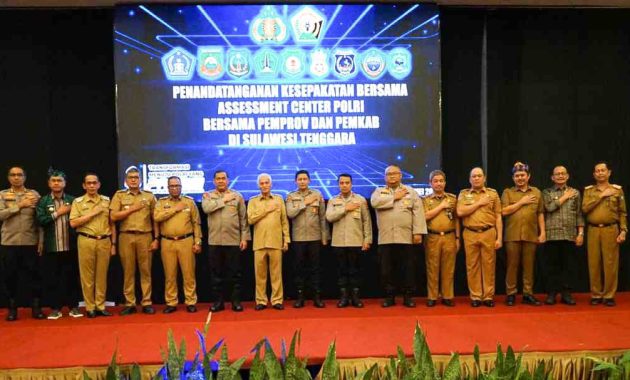 Polda Sulawesi Tenggara (Sultra) bersama pemerintah provinsi (Pemprov) serta sejumlah kabupaten kota melakukan penandatanganan kesepakatan bersama atau Momeradum of Understanding (MoU) terkait penggunaan assesment center Polri disalah satu hotel di Kendari pada Senin (8/5/2023). Foto/ist