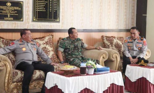 Panglima Daerah Militer (Pangdam) XIV/Hasanuddin, Mayor Jenderal (Mayjen) TNI Totok Imam Santoso (tengah) saat ngopi bareng Kapolda Sultra, Irjen Pol Teguh Pristiwanto (kiri) dan Kapolresta Kendari, Kombes Pol Muhammad Eka Faturrahman di Polresta Kendari, Senin (15/5/2023). Foto/ist
